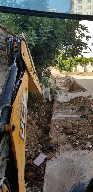Kazıcı yükleyici kepçesi yanında açılmış toprak kanal