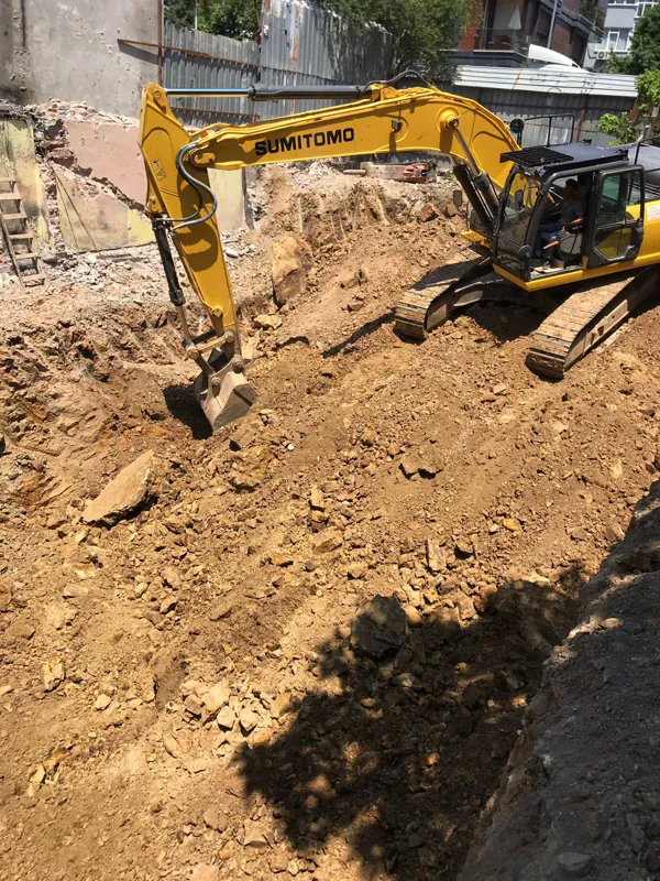 Toprak kazı alanında çalışan paletli ekskavatör
