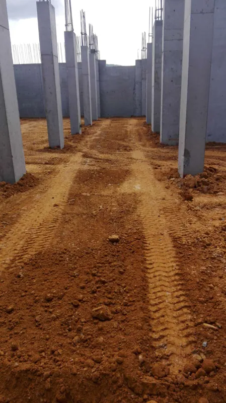 Betonarme kolonlar arasında düzeltilmiş toprak zemin
