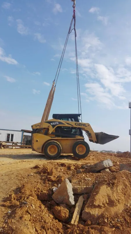 Vinçle kaldırılan kompakt yükleyici
